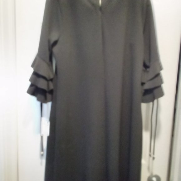 Black dress with neckline accent - Picture 2 of 2